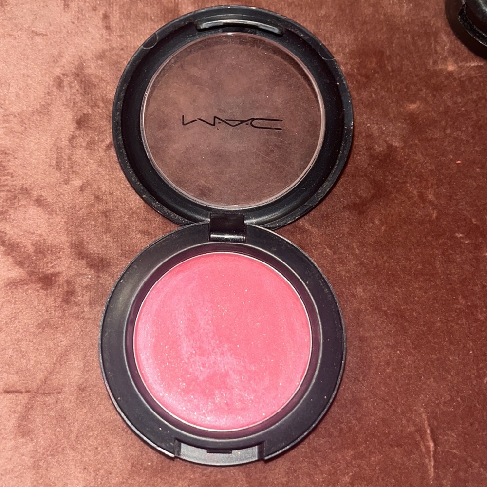 MAC Velvet powder blush in Desirous